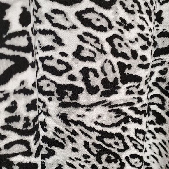 Cato Black Gray Animal Print Ruffle Sleeve VNeck Popover Blouse Shirt Sz L 723 - Picture 5 of 8